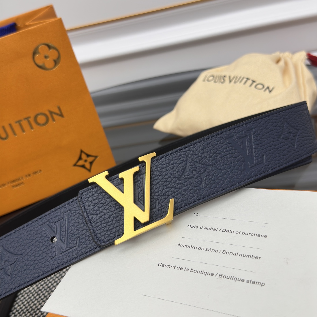 Louis Vuitton LV 双面腰带 荔枝压纹牛皮呈现在腰带之中 衬托柔软 小牛皮 搭配 的精品铜扣 让整体显得更加立体有层次感