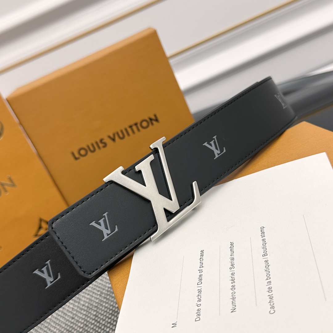 Louis Vuitton LV 双面腰带 柔软皮革外层点缀的 LV 字母压纹深化质感与层次 搭配 的精品铜扣 让整体显得更加立体有层次感