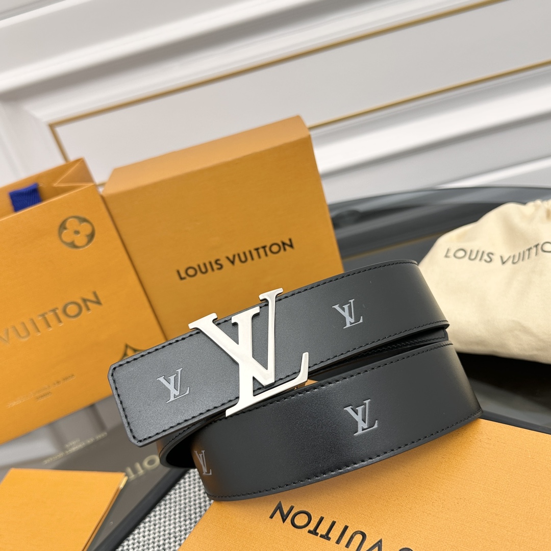Louis Vuitton LV 双面腰带 柔软皮革外层点缀的 LV 字母压纹深化质感与层次 搭配 的精品铜扣 让整体显得更加立体有层次感