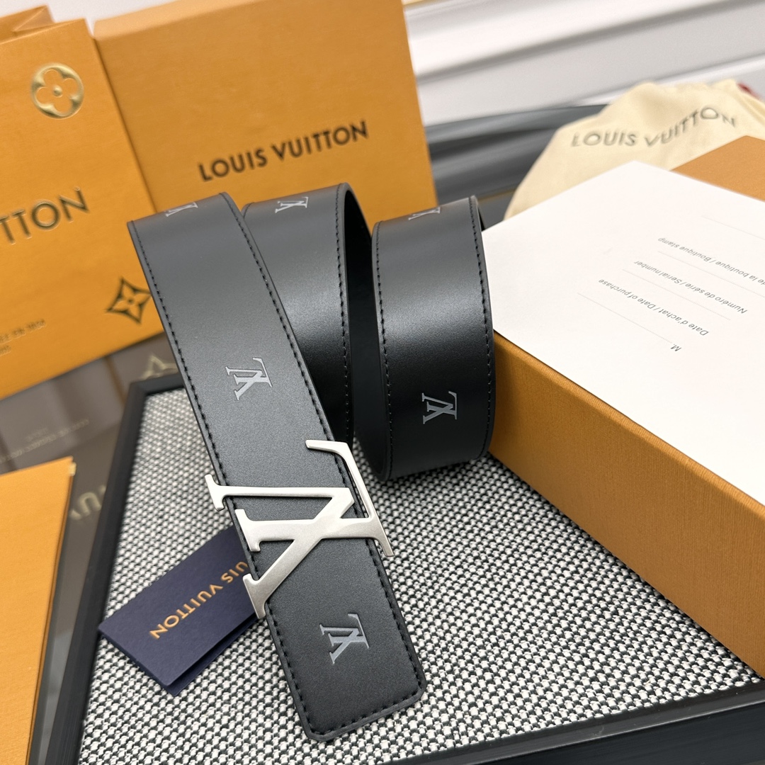 Louis Vuitton LV 双面腰带 柔软皮革外层点缀的 LV 字母压纹深化质感与层次 搭配 的精品铜扣 让整体显得更加立体有层次感