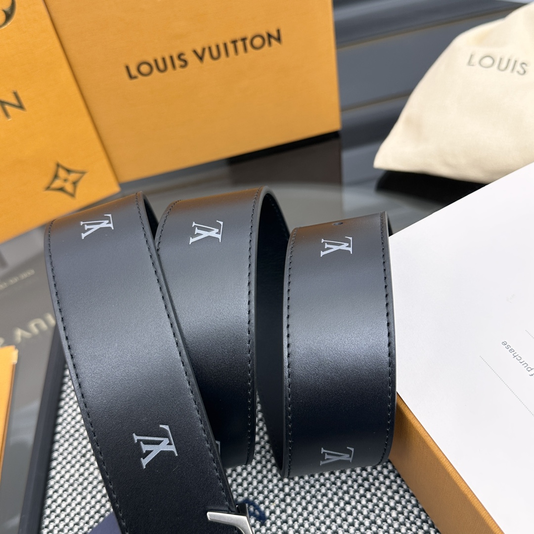 Louis Vuitton LV 双面腰带 柔软皮革外层点缀的 LV 字母压纹深化质感与层次 搭配 的精品铜扣 让整体显得更加立体有层次感