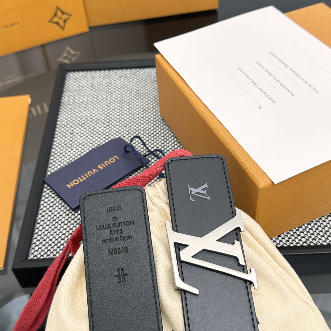 Louis Vuitton LV 双面腰带 柔软皮革外层点缀的 LV 字母压纹深化质感与层次 搭配 的精品铜扣 让整体显得更加立体有层次感