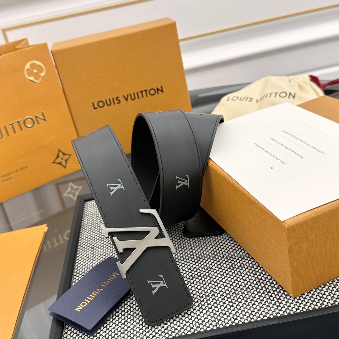 Louis Vuitton LV 双面腰带 柔软皮革外层点缀的 LV 字母压纹深化质感与层次 搭配 的精品铜扣 让整体显得更加立体有层次感