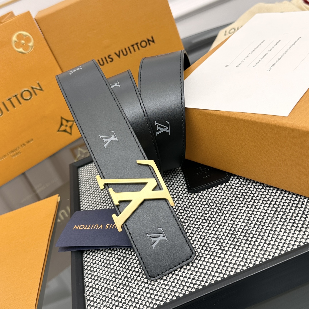 Louis Vuitton LV 双面腰带 柔软皮革外层点缀的 LV 字母压纹深化质感与层次 搭配 的精品铜扣 让整体显得更加立体有层次感