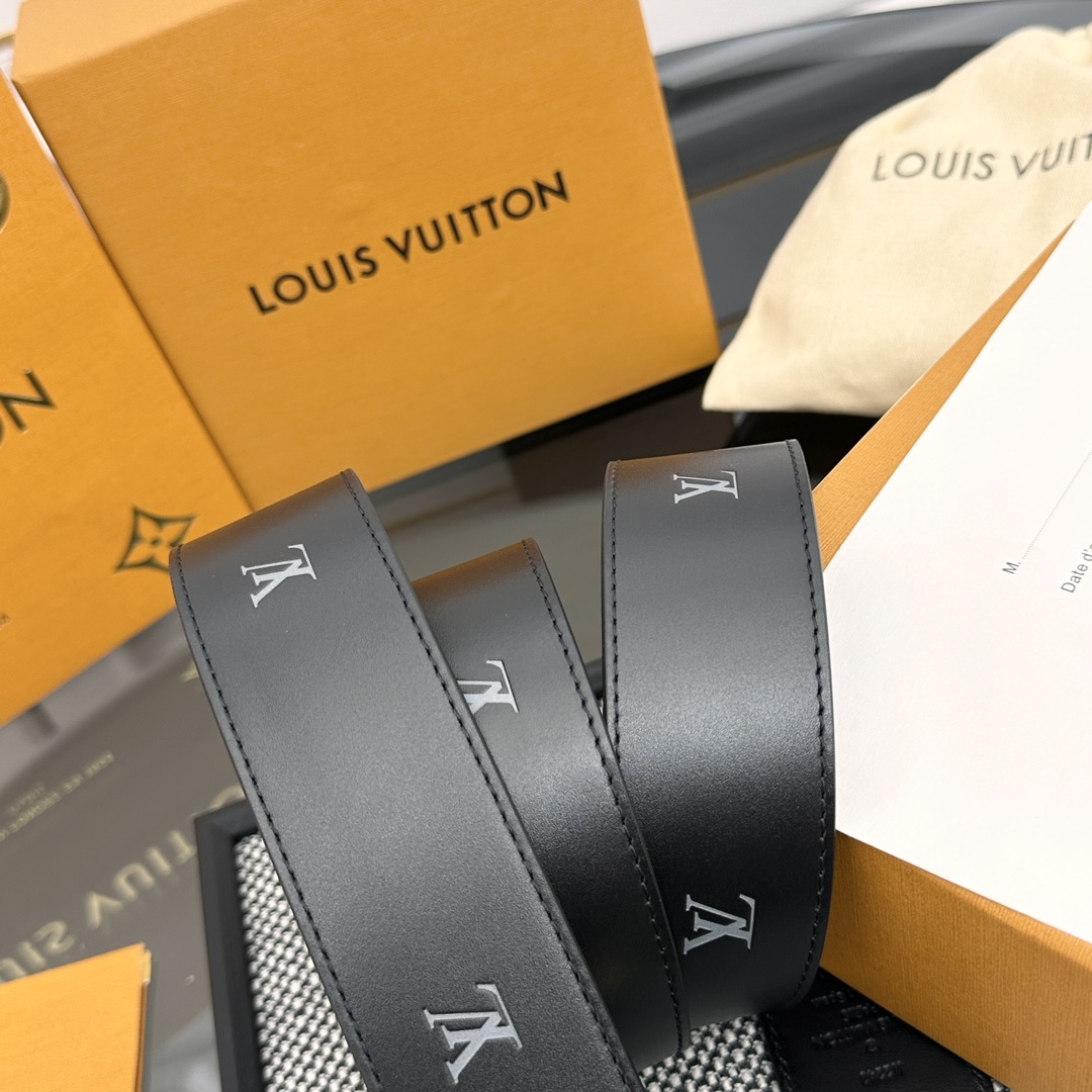 Louis Vuitton LV 双面腰带 柔软皮革外层点缀的 LV 字母压纹深化质感与层次 搭配 的精品铜扣 让整体显得更加立体有层次感