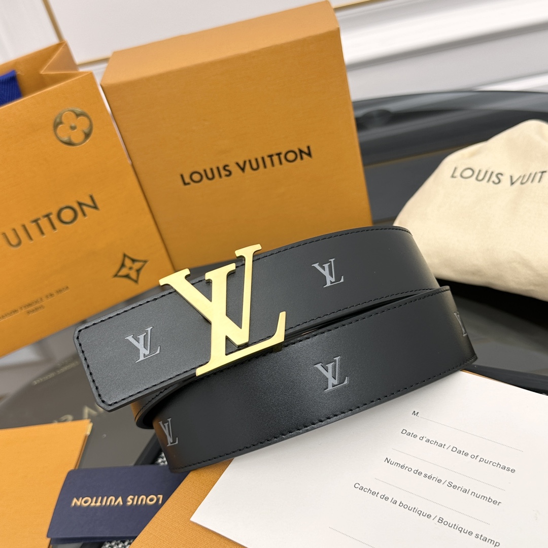 Louis Vuitton LV 双面腰带 柔软皮革外层点缀的 LV 字母压纹深化质感与层次 搭配 的精品铜扣 让整体显得更加立体有层次感