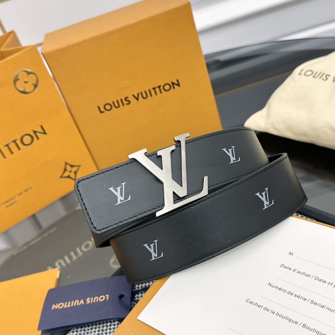 Louis Vuitton LV 双面腰带 柔软皮革外层点缀的 LV 字母压纹深化质感与层次 搭配 的精品铜扣 让整体显得更加立体有层次感