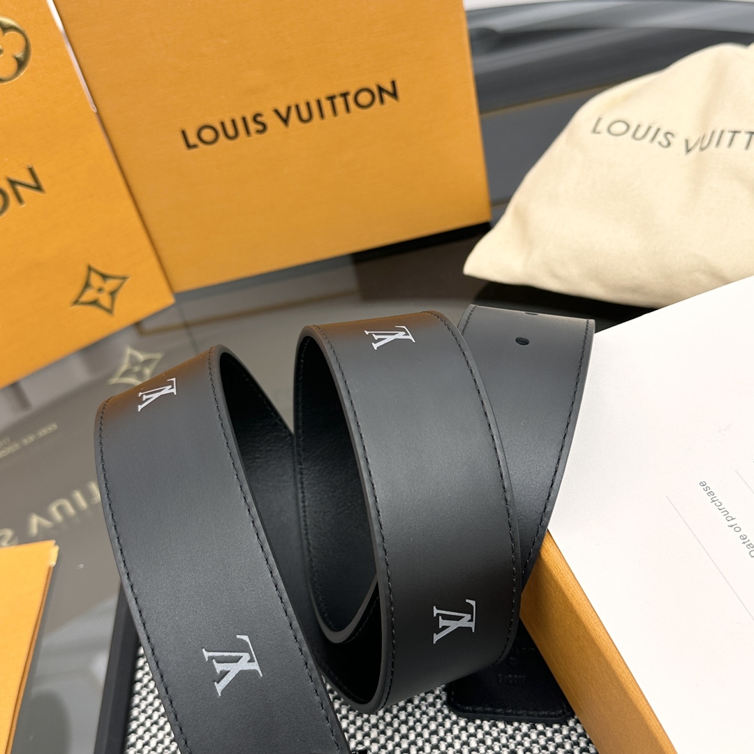 Louis Vuitton LV 双面腰带 柔软皮革外层点缀的 LV 字母压纹深化质感与层次 搭配 的精品铜扣 让整体显得更加立体有层次感