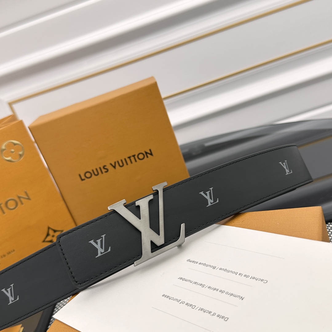 Louis Vuitton LV 双面腰带 柔软皮革外层点缀的 LV 字母压纹深化质感与层次 搭配 的精品铜扣 让整体显得更加立体有层次感