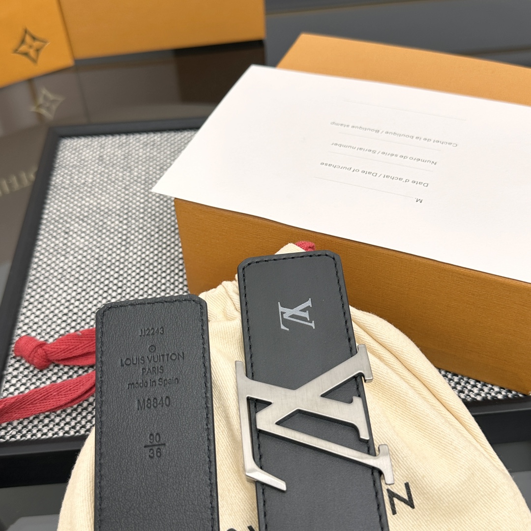 Louis Vuitton LV 双面腰带 柔软皮革外层点缀的 LV 字母压纹深化质感与层次 搭配 的精品铜扣 让整体显得更加立体有层次感