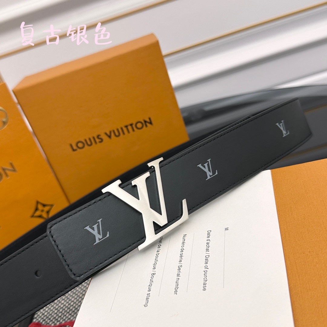 Louis Vuitton LV 双面腰带 柔软皮革外层点缀的 LV 字母压纹深化质感与层次 搭配 的精品铜扣 让整体显得更加立体有层次感