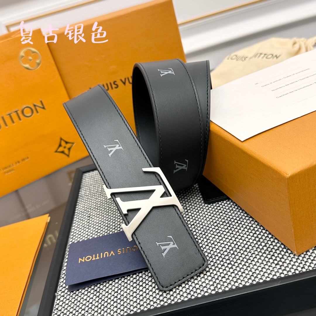 Louis Vuitton LV 双面腰带 柔软皮革外层点缀的 LV 字母压纹深化质感与层次 搭配 的精品铜扣 让整体显得更加立体有层次感