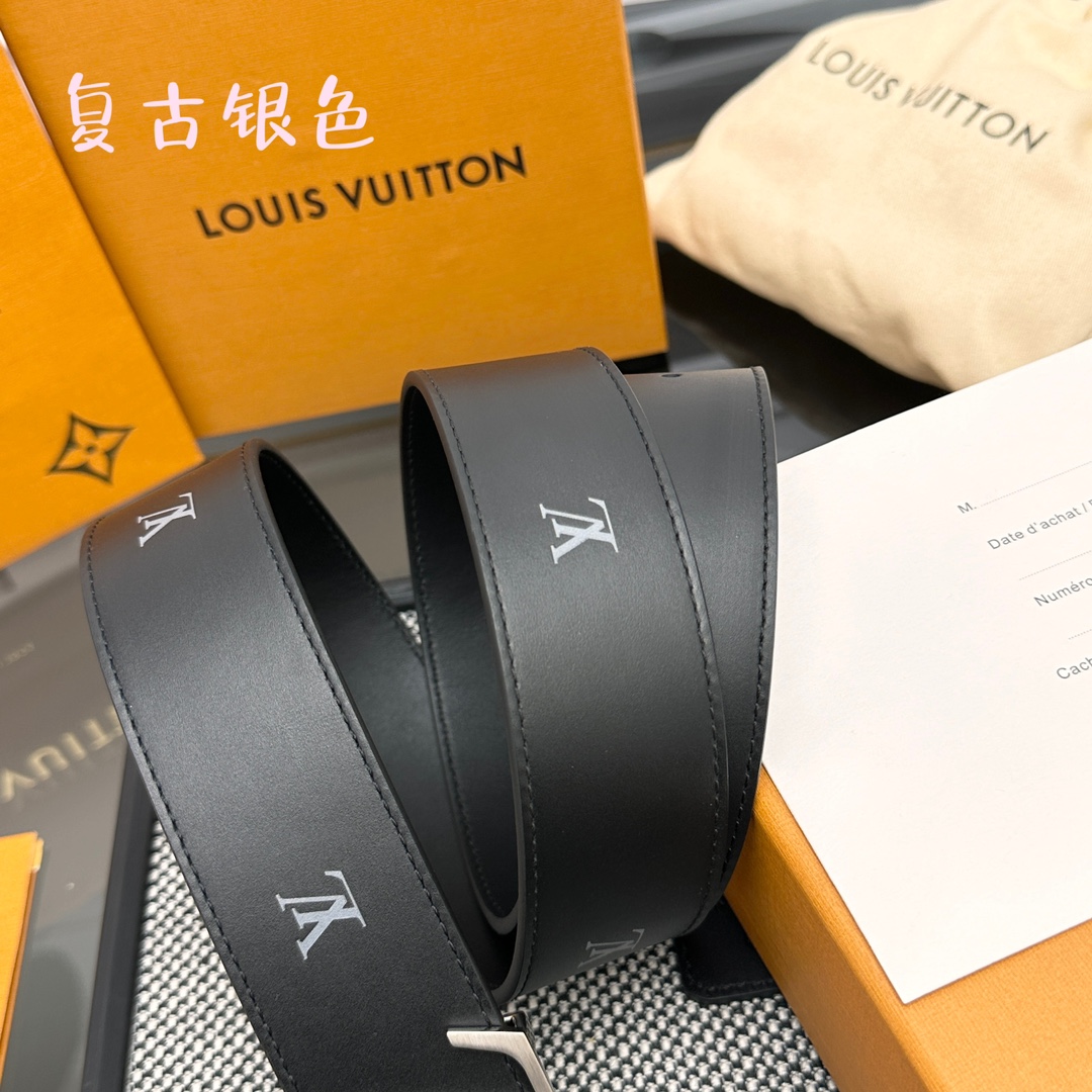 Louis Vuitton LV 双面腰带 柔软皮革外层点缀的 LV 字母压纹深化质感与层次 搭配 的精品铜扣 让整体显得更加立体有层次感