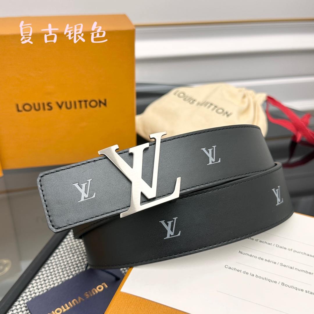 Louis Vuitton LV 双面腰带 柔软皮革外层点缀的 LV 字母压纹深化质感与层次 搭配 的精品铜扣 让整体显得更加立体有层次感