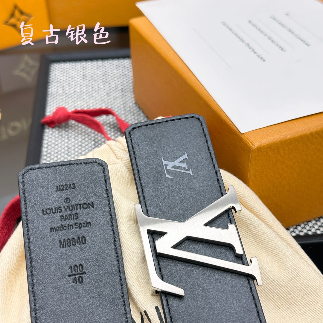 Louis Vuitton LV 双面腰带 柔软皮革外层点缀的 LV 字母压纹深化质感与层次 搭配 的精品铜扣 让整体显得更加立体有层次感