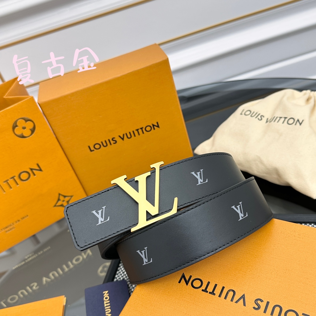 Louis Vuitton LV 双面腰带 柔软皮革外层点缀的 LV 字母压纹深化质感与层次 搭配 的精品铜扣 让整体显得更加立体有层次感