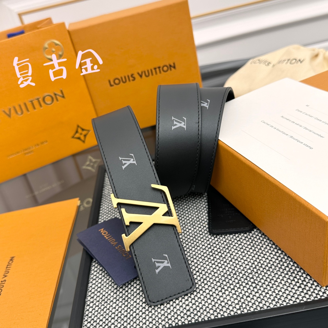 Louis Vuitton LV 双面腰带 柔软皮革外层点缀的 LV 字母压纹深化质感与层次 搭配 的精品铜扣 让整体显得更加立体有层次感