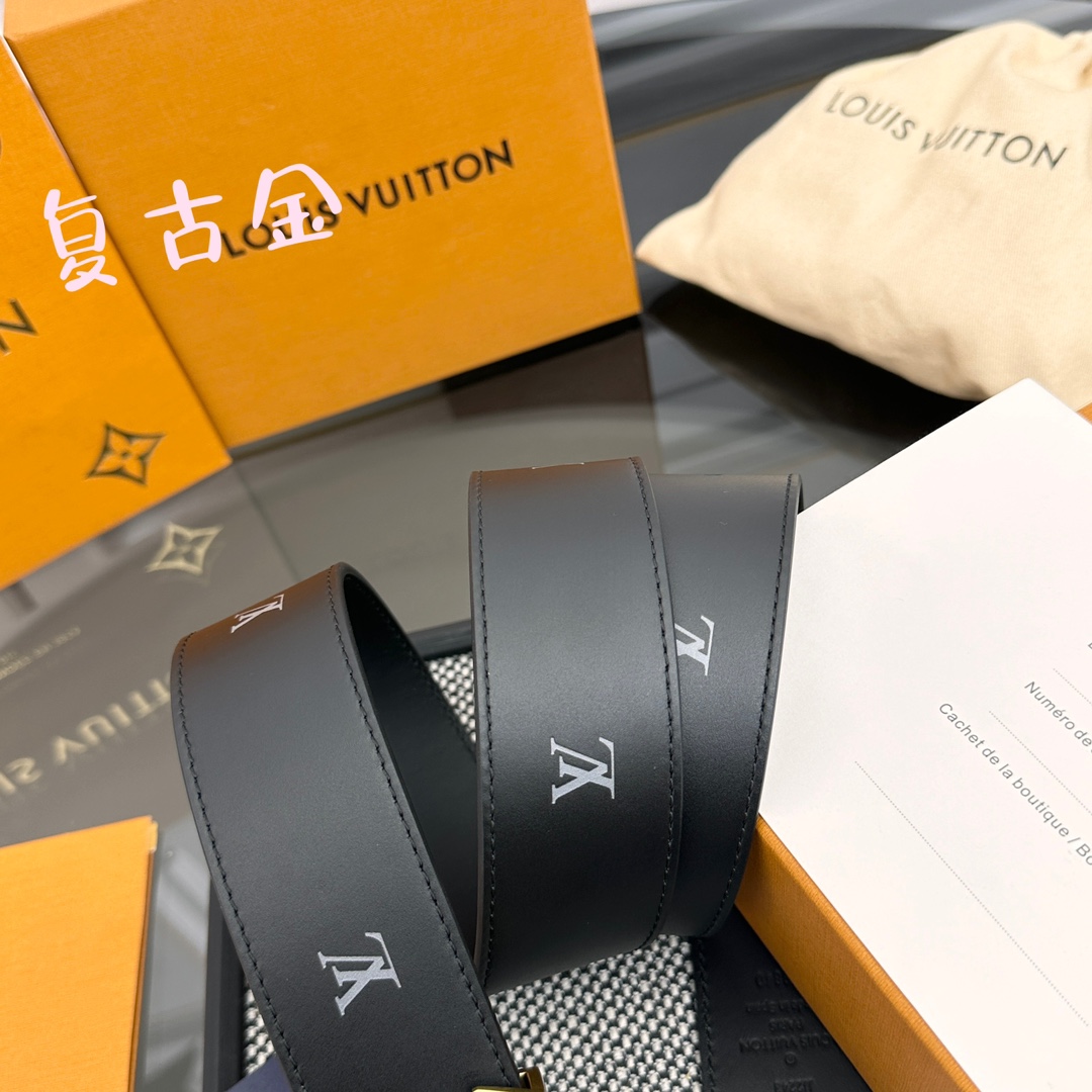 Louis Vuitton LV 双面腰带 柔软皮革外层点缀的 LV 字母压纹深化质感与层次 搭配 的精品铜扣 让整体显得更加立体有层次感