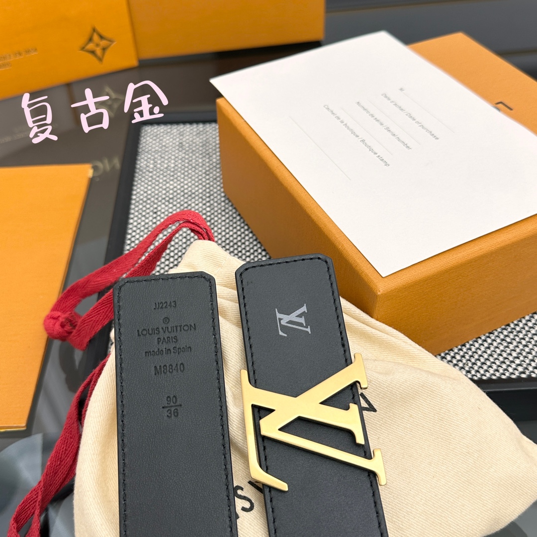 Louis Vuitton LV 双面腰带 柔软皮革外层点缀的 LV 字母压纹深化质感与层次 搭配 的精品铜扣 让整体显得更加立体有层次感