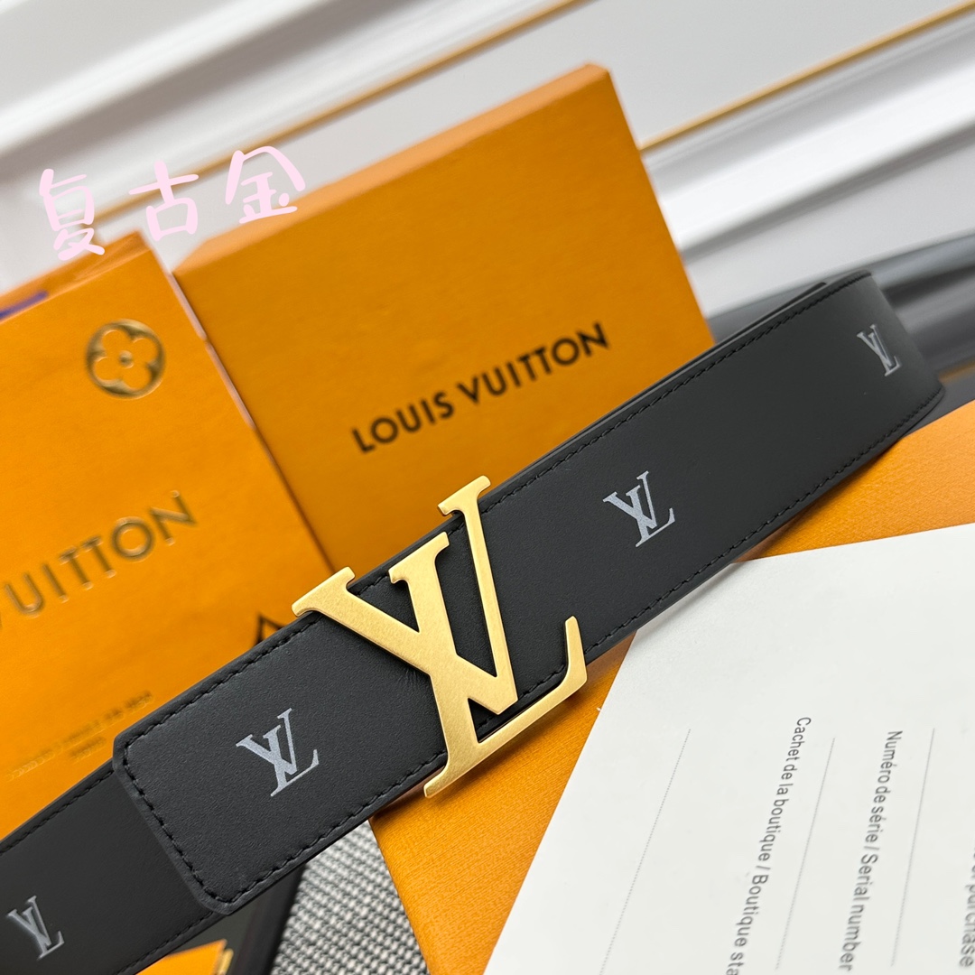 Louis Vuitton LV 双面腰带 柔软皮革外层点缀的 LV 字母压纹深化质感与层次 搭配 的精品铜扣 让整体显得更加立体有层次感