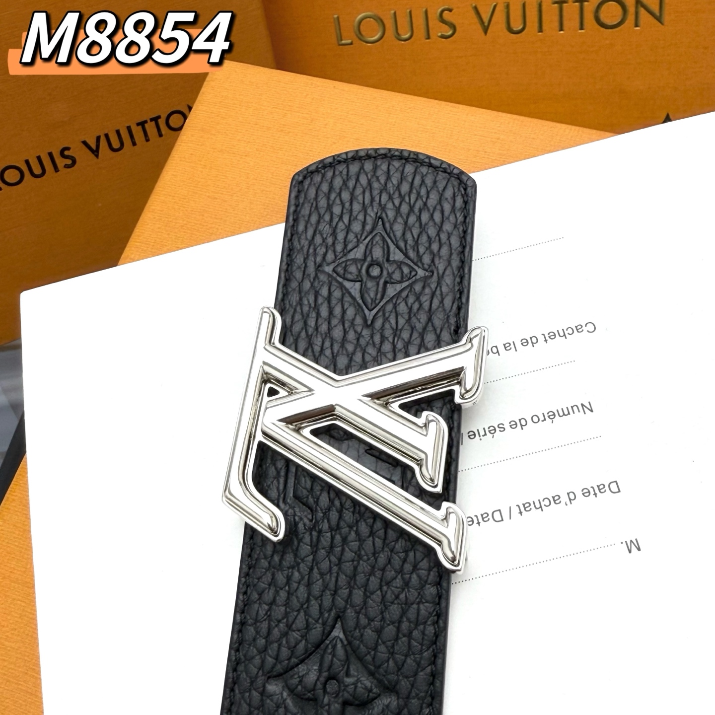  LV Shadow 腰带拥有 Monogram Shadow 皮革的经典风尚和素面皮革的内敛格调，再为