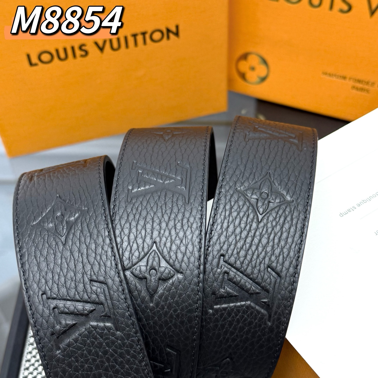  LV Shadow 腰带拥有 Monogram Shadow 皮革的经典风尚和素面皮革的内敛格调，再为
