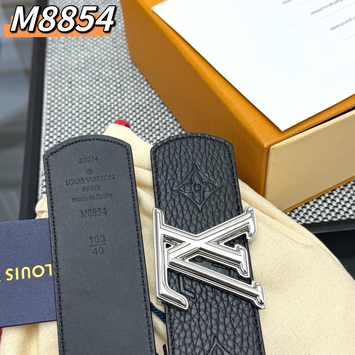  LV Shadow 腰带拥有 Monogram Shadow 皮革的经典风尚和素面皮革的内敛格调，再为