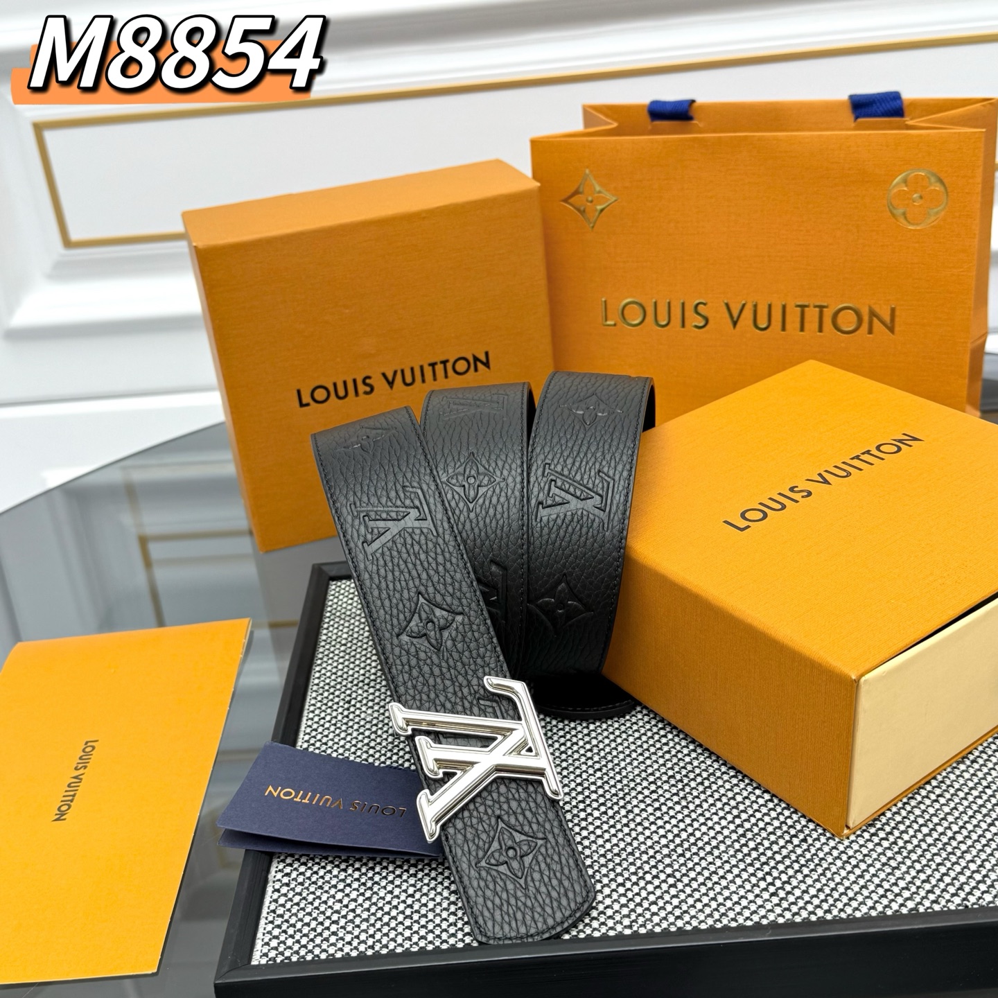 LV Shadow 腰带拥有 Monogram Shadow 皮革的经典风尚和素面皮革的内敛格调，再为