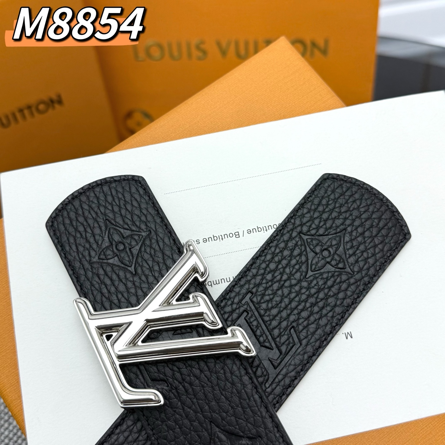  LV Shadow 腰带拥有 Monogram Shadow 皮革的经典风尚和素面皮革的内敛格调，再为