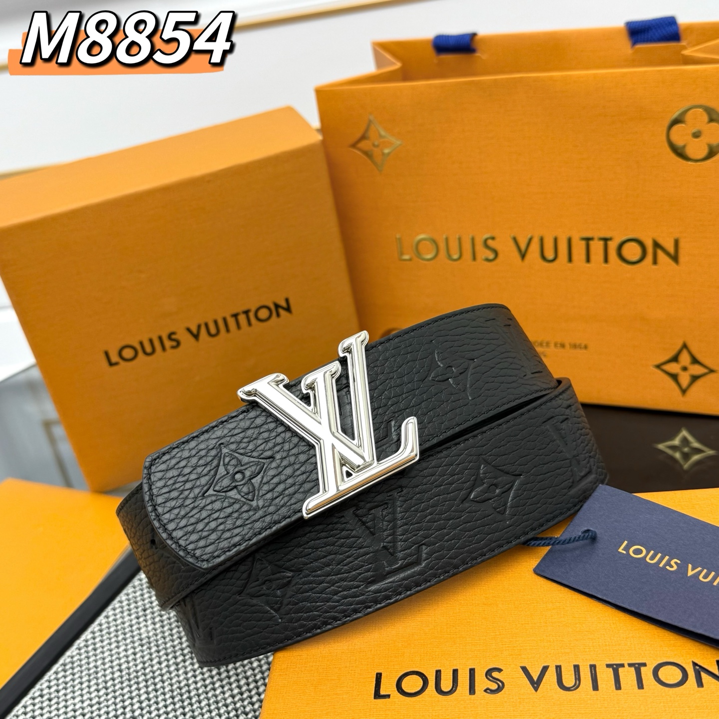  LV Shadow 腰带拥有 Monogram Shadow 皮革的经典风尚和素面皮革的内敛格调，再为