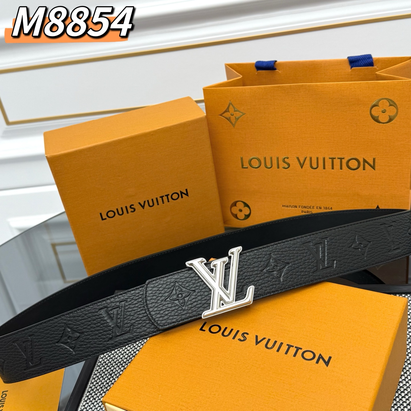  LV Shadow 腰带拥有 Monogram Shadow 皮革的经典风尚和素面皮革的内敛格调，再为