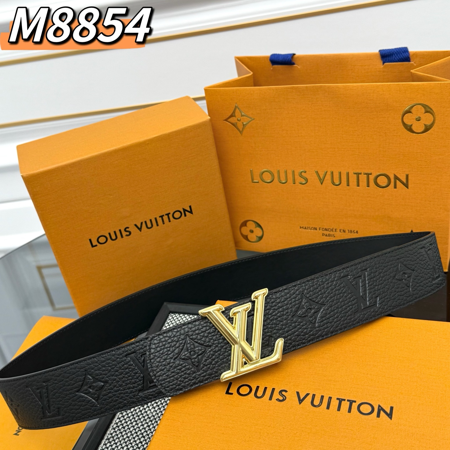  LV Shadow 腰带拥有 Monogram Shadow 皮革的经典风尚和素面皮革的内敛格调，再为