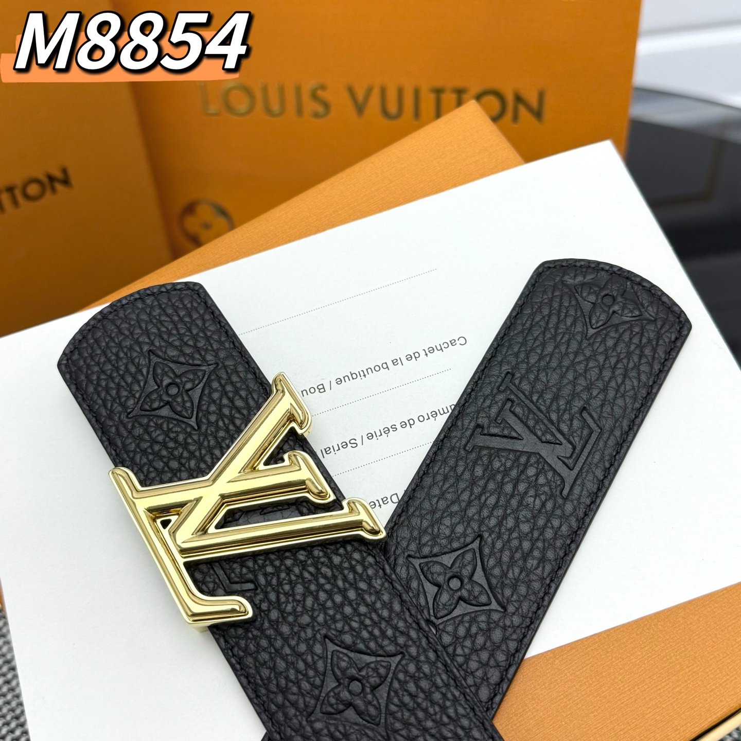  LV Shadow 腰带拥有 Monogram Shadow 皮革的经典风尚和素面皮革的内敛格调，再为