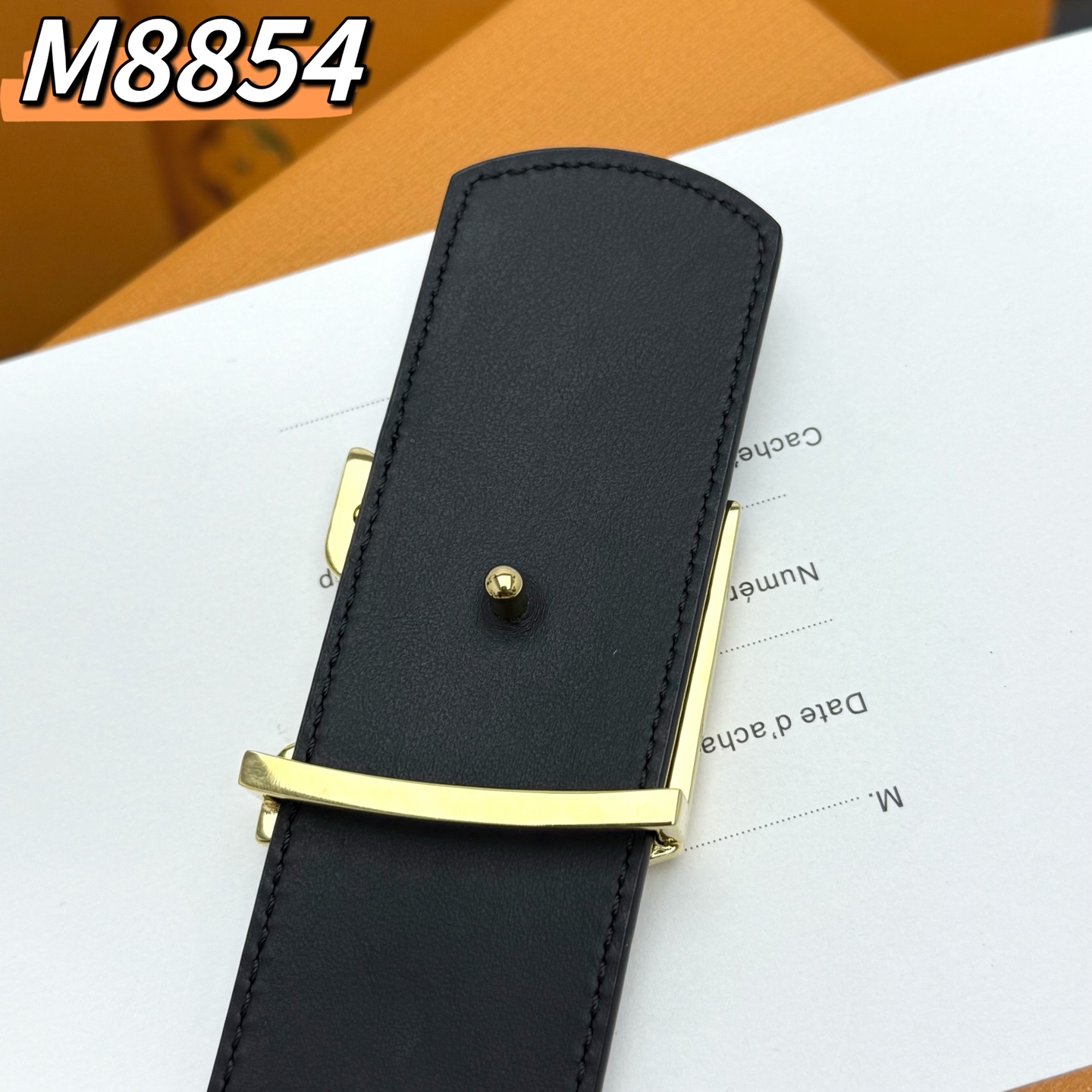  LV Shadow 腰带拥有 Monogram Shadow 皮革的经典风尚和素面皮革的内敛格调，再为