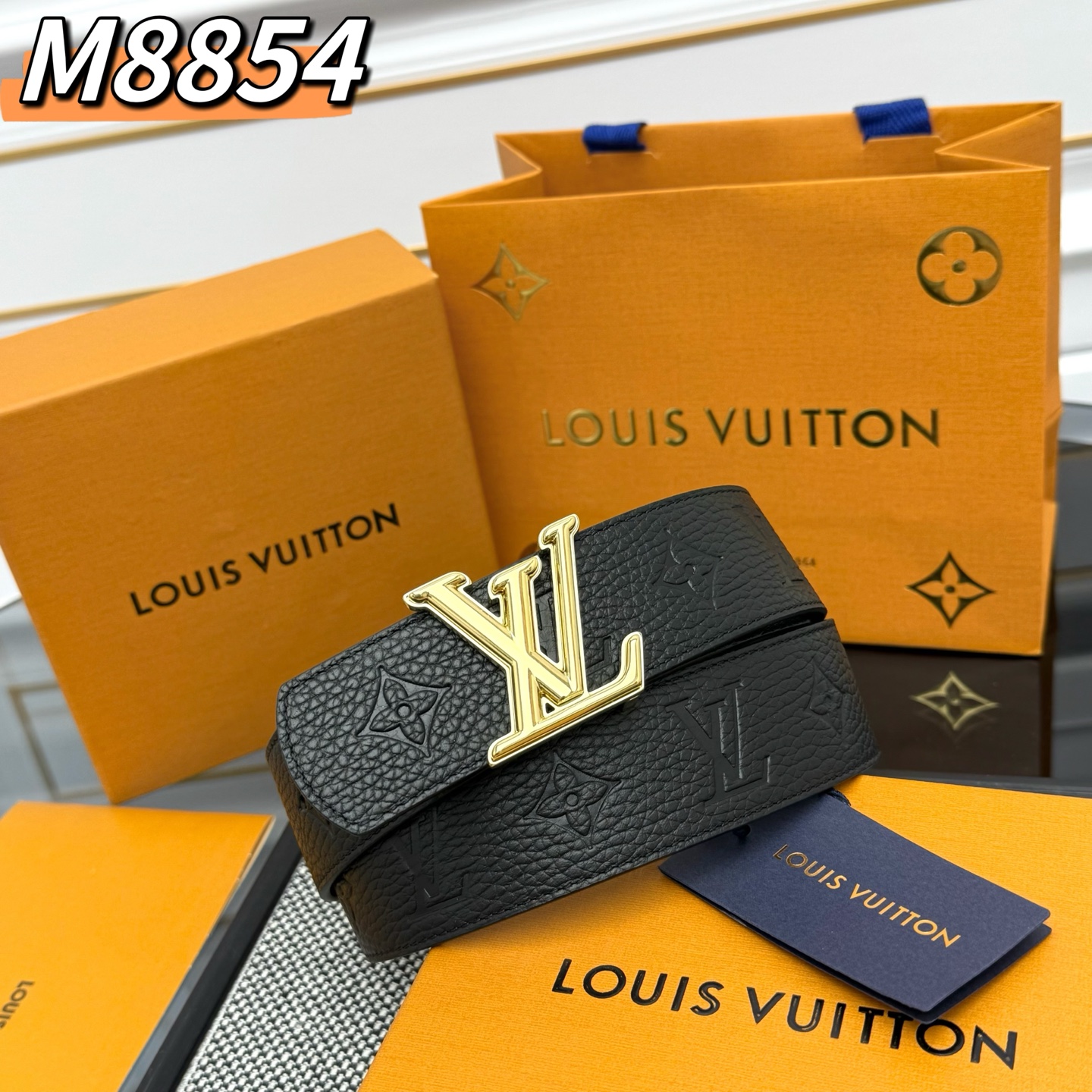  LV Shadow 腰带拥有 Monogram Shadow 皮革的经典风尚和素面皮革的内敛格调，再为