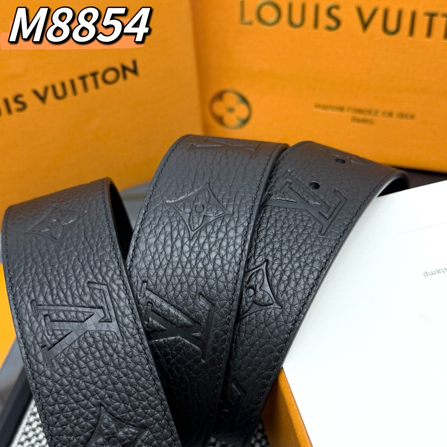 LV Shadow 腰带拥有 Monogram Shadow 皮革的经典风尚和素面皮革的内敛格调，再为