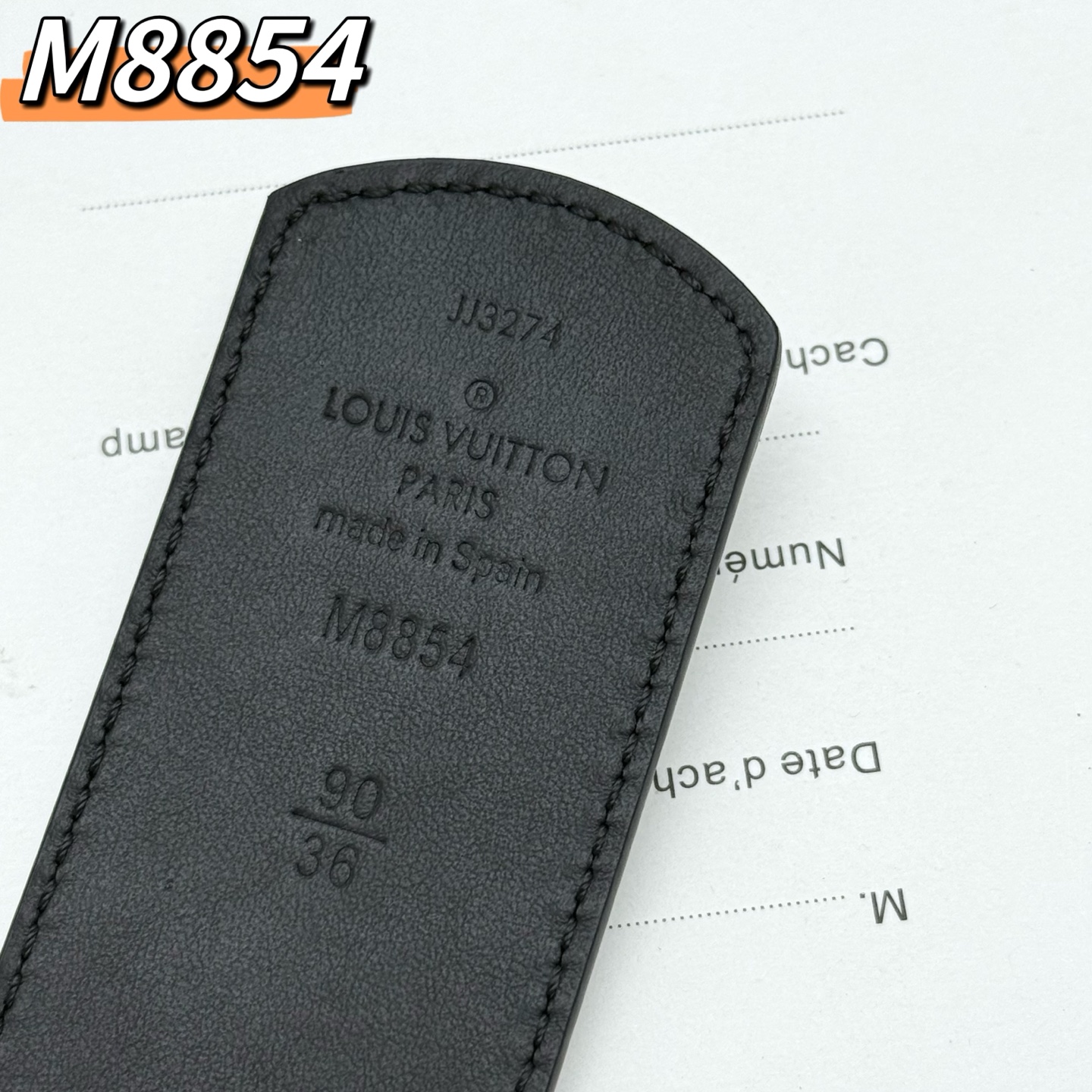  LV Shadow 腰带拥有 Monogram Shadow 皮革的经典风尚和素面皮革的内敛格调，再为