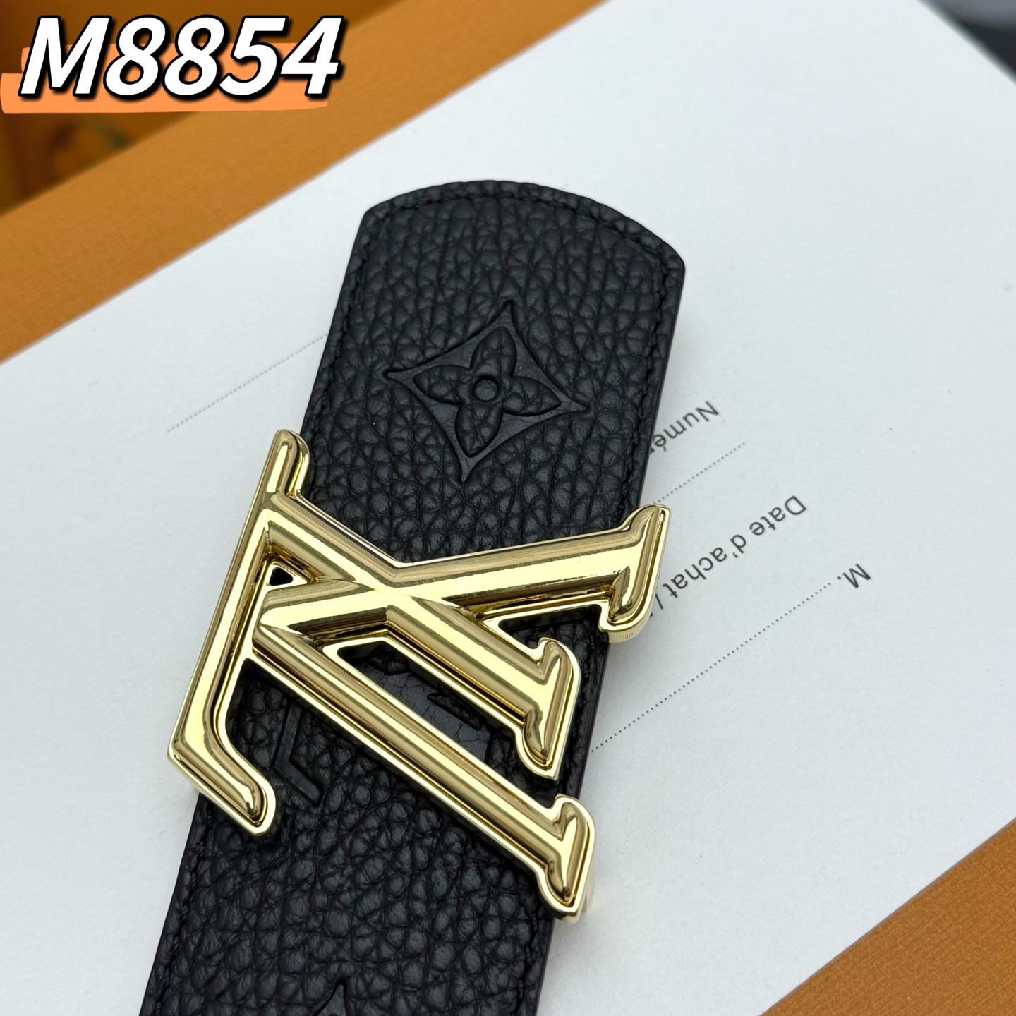  LV Shadow 腰带拥有 Monogram Shadow 皮革的经典风尚和素面皮革的内敛格调，再为