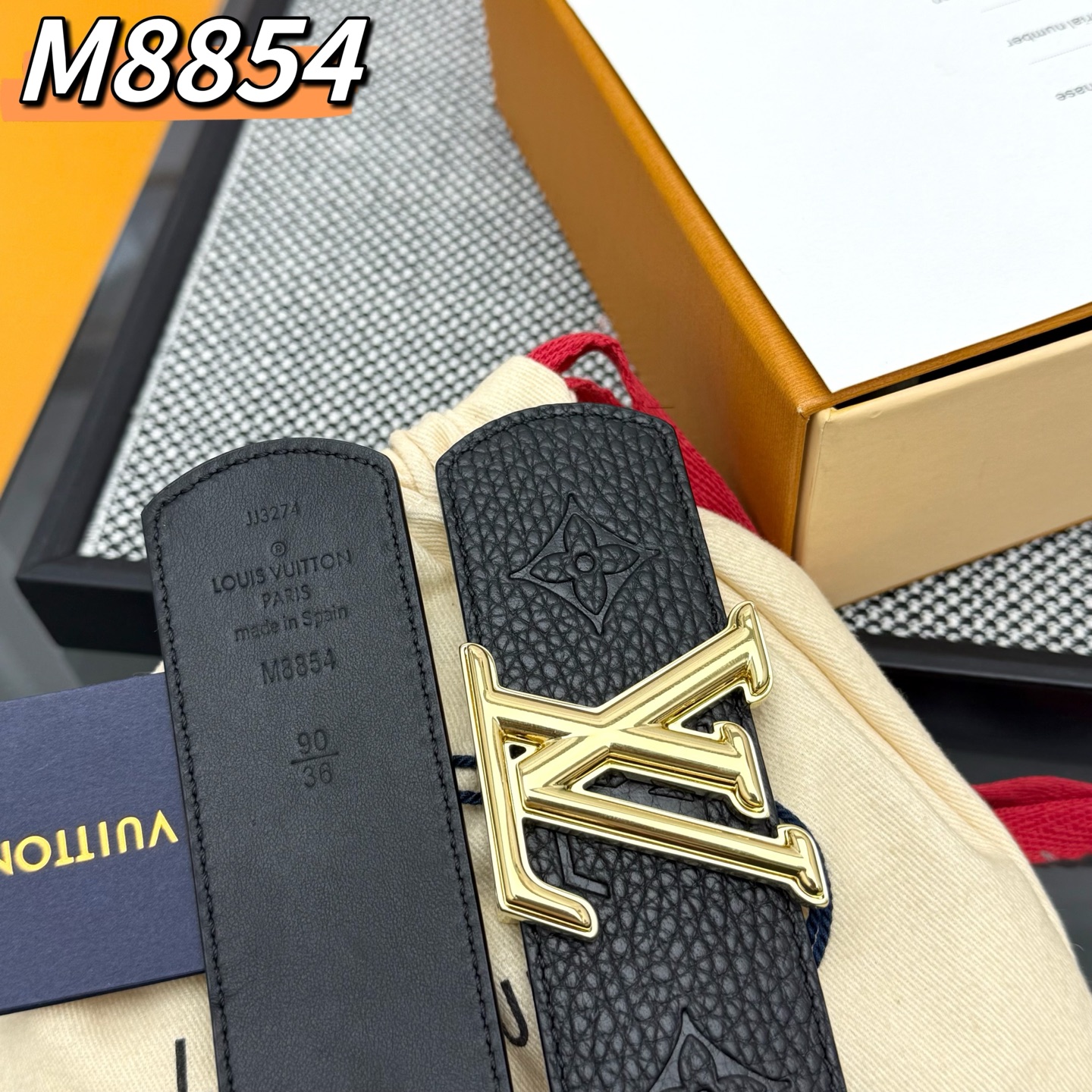  LV Shadow 腰带拥有 Monogram Shadow 皮革的经典风尚和素面皮革的内敛格调，再为