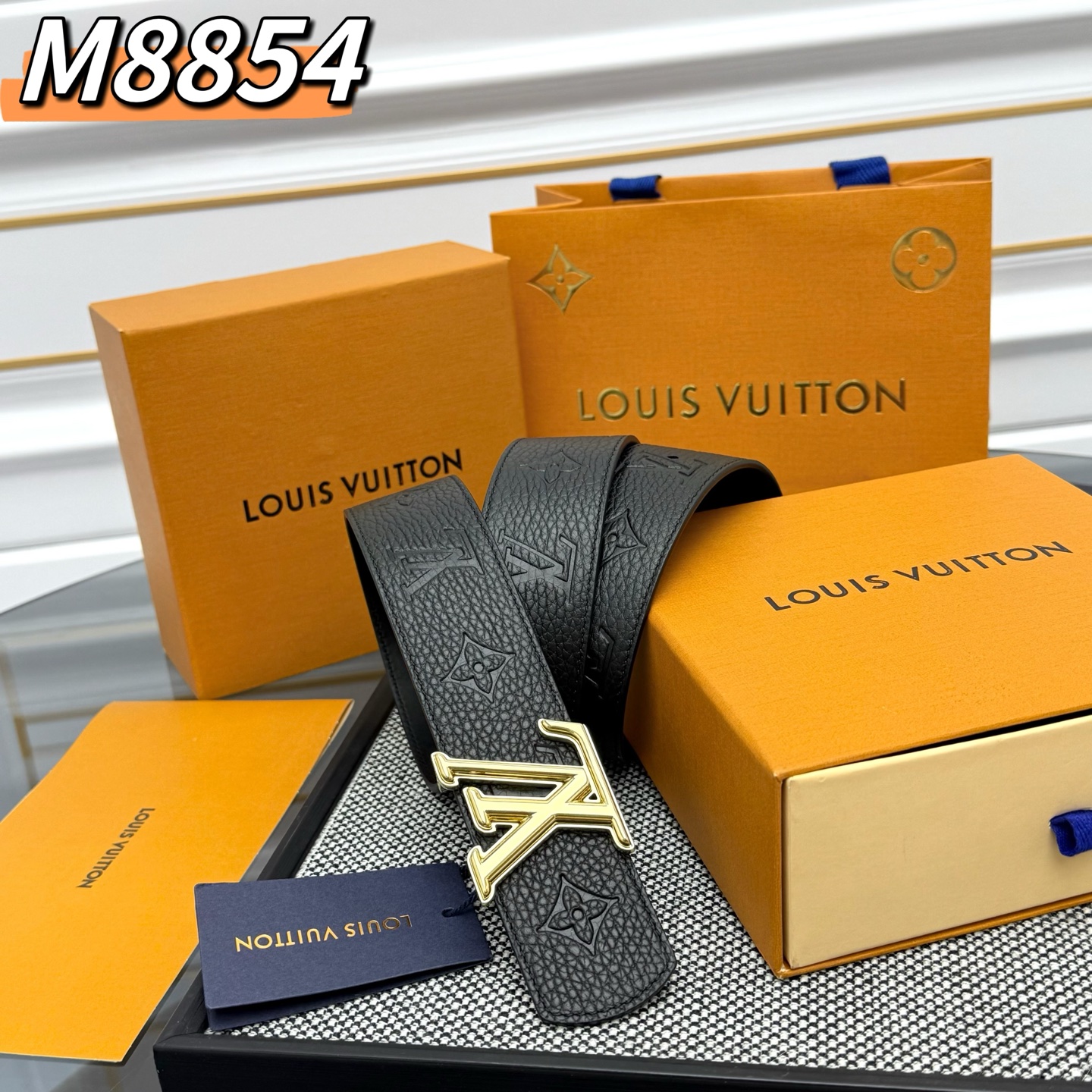  LV Shadow 腰带拥有 Monogram Shadow 皮革的经典风尚和素面皮革的内敛格调，再为
