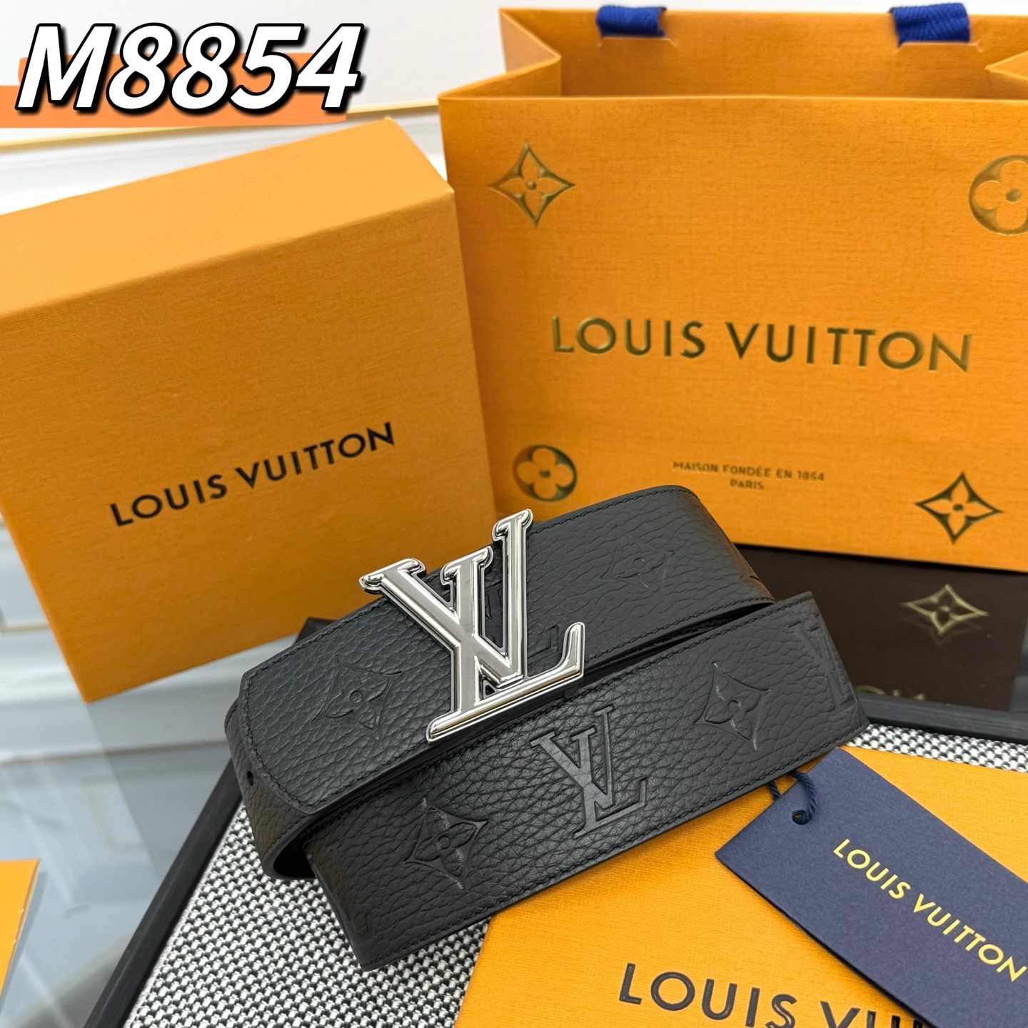 LV Shadow 腰带拥有 Monogram Shadow 皮革的经典风尚和素面皮革的内敛格调，再为