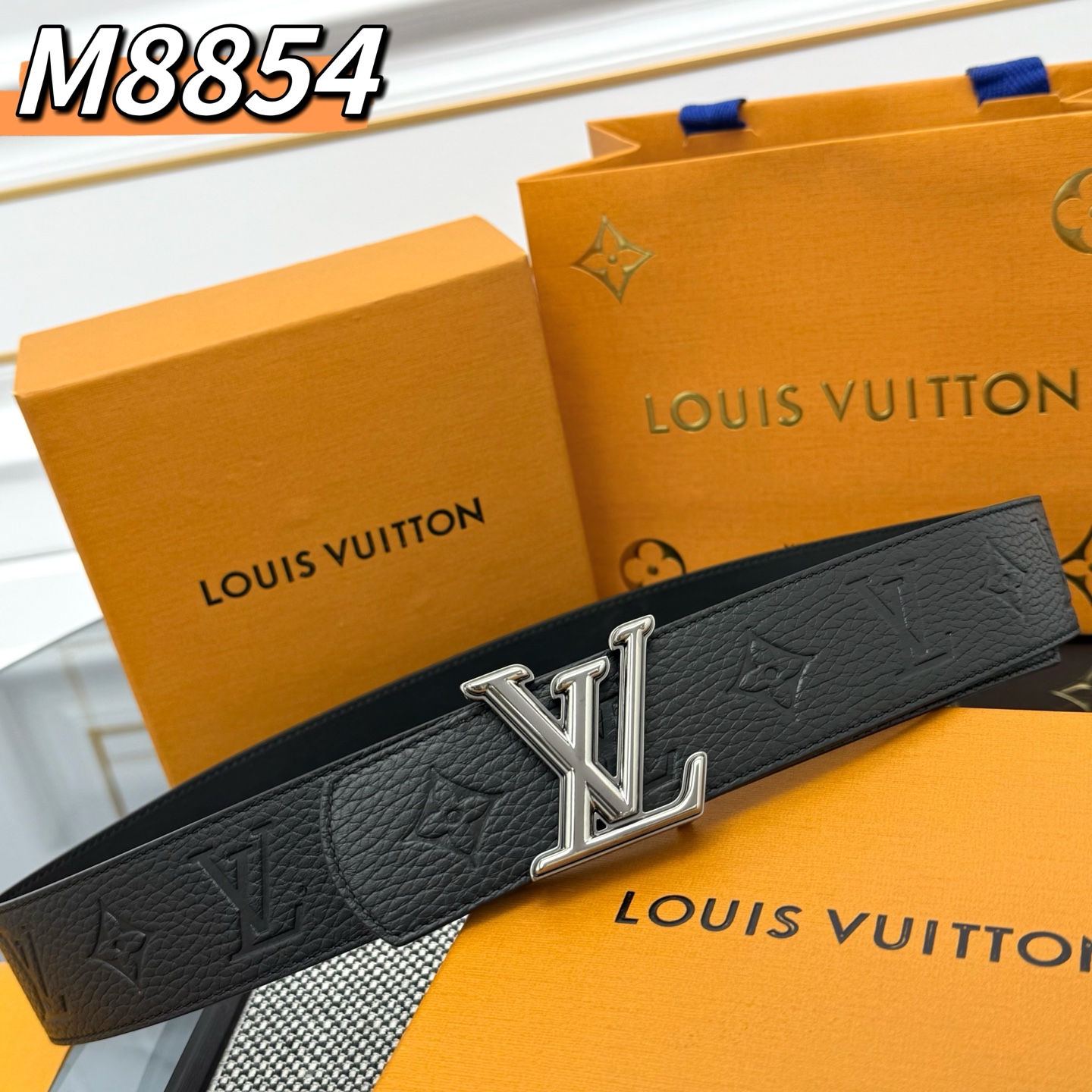  LV Shadow 腰带拥有 Monogram Shadow 皮革的经典风尚和素面皮革的内敛格调，再为