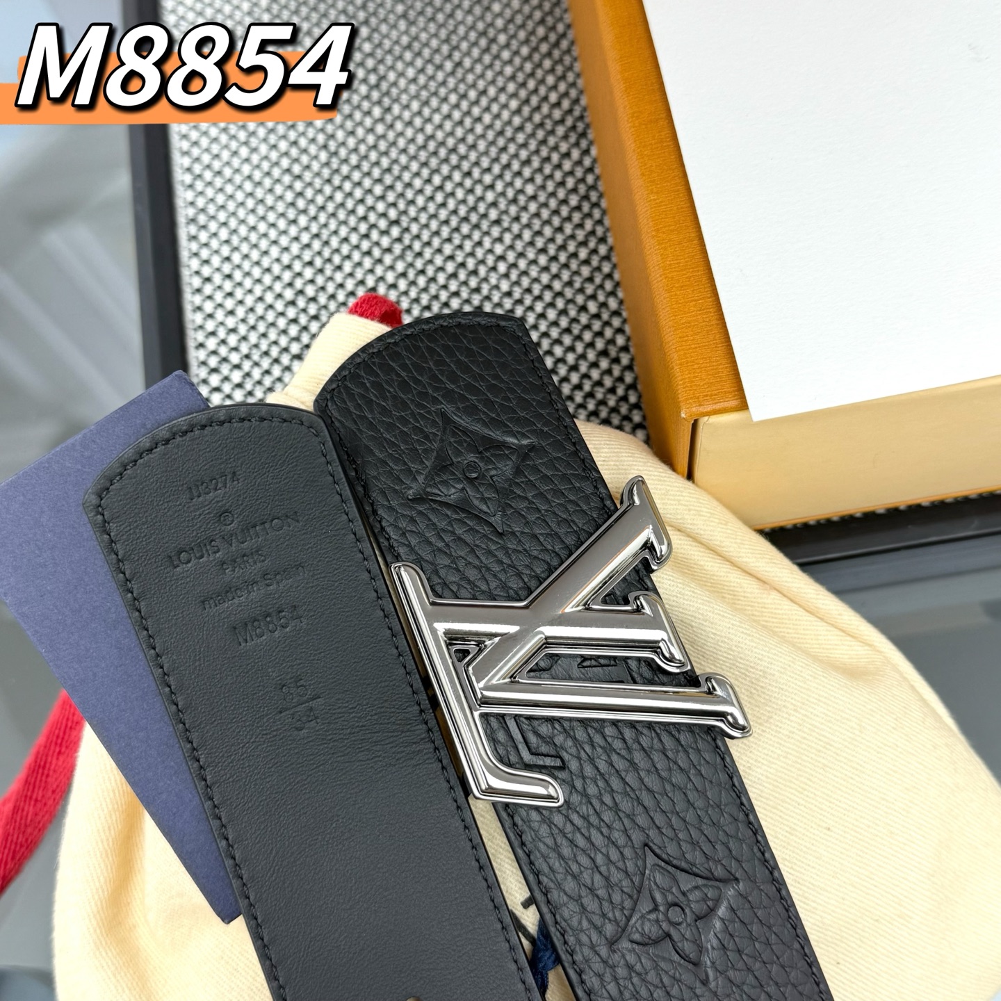  LV Shadow 腰带拥有 Monogram Shadow 皮革的经典风尚和素面皮革的内敛格调，再为