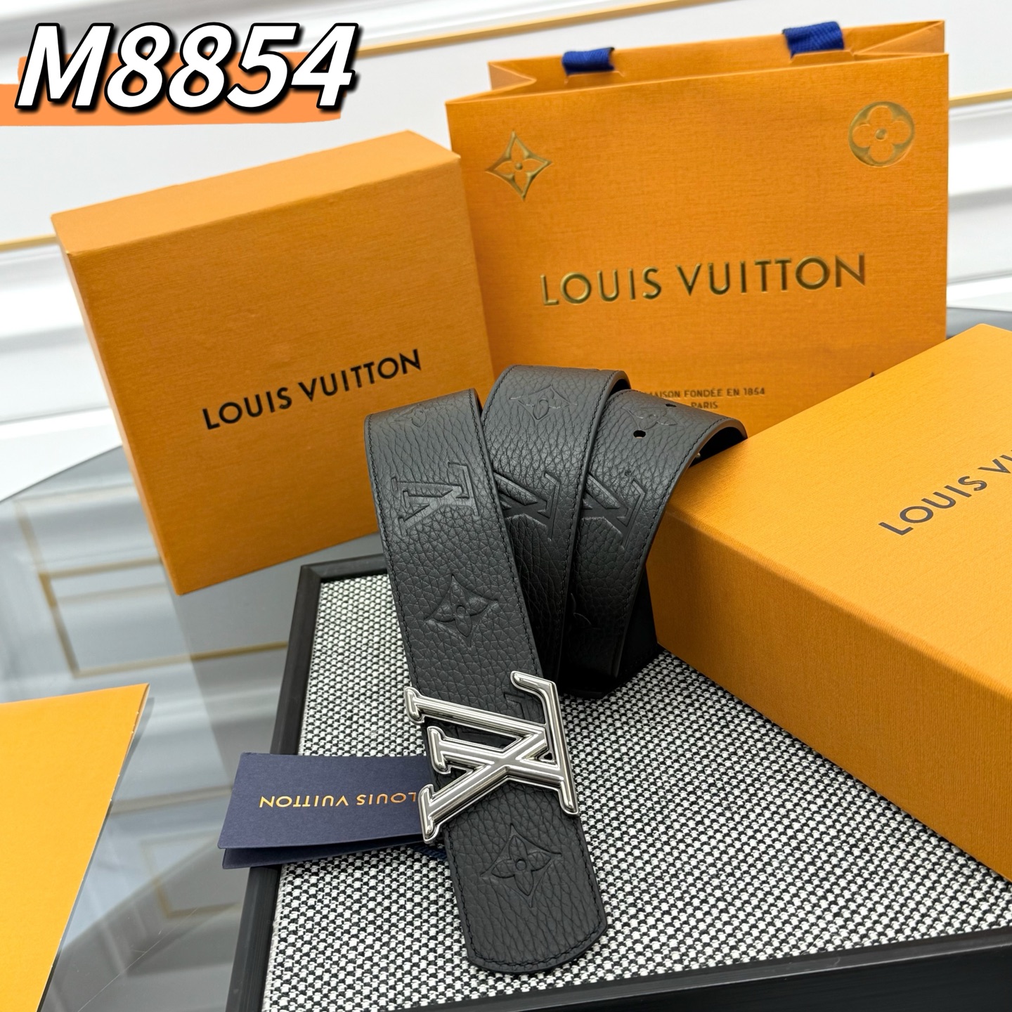  LV Shadow 腰带拥有 Monogram Shadow 皮革的经典风尚和素面皮革的内敛格调，再为