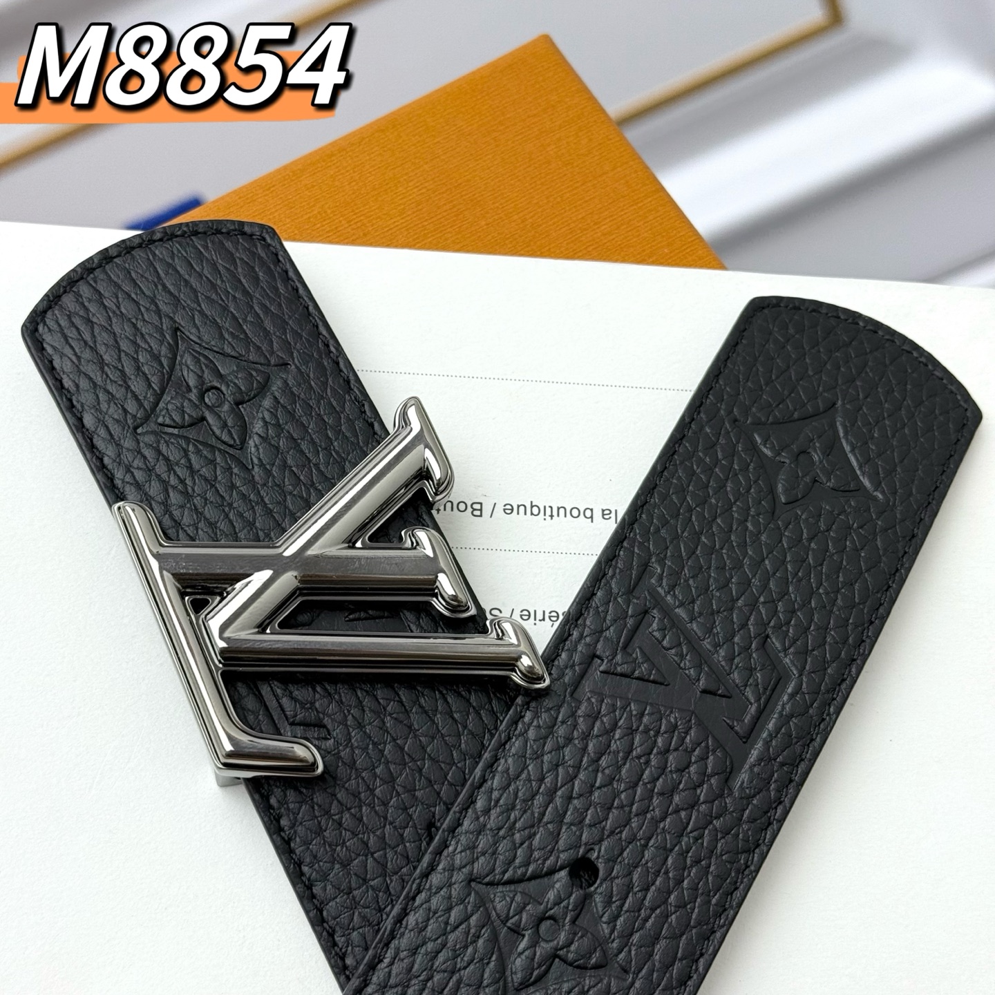  LV Shadow 腰带拥有 Monogram Shadow 皮革的经典风尚和素面皮革的内敛格调，再为