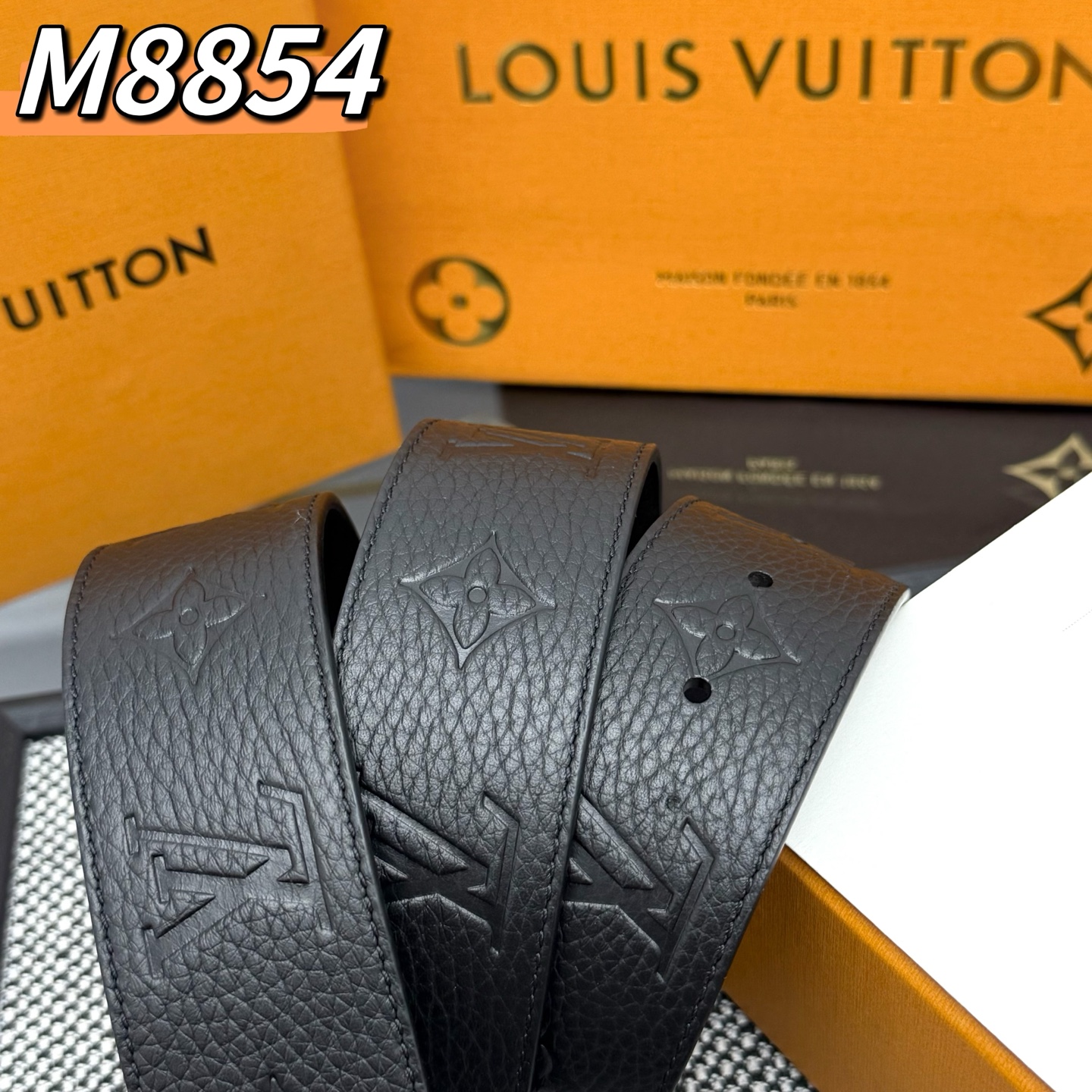  LV Shadow 腰带拥有 Monogram Shadow 皮革的经典风尚和素面皮革的内敛格调，再为