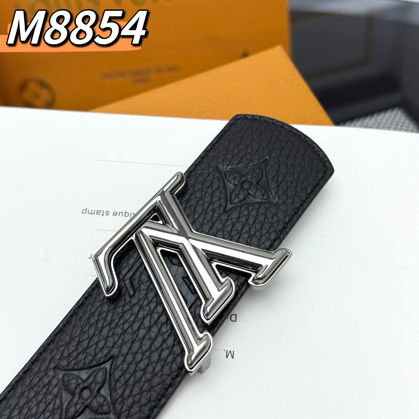  LV Shadow 腰带拥有 Monogram Shadow 皮革的经典风尚和素面皮革的内敛格调，再为