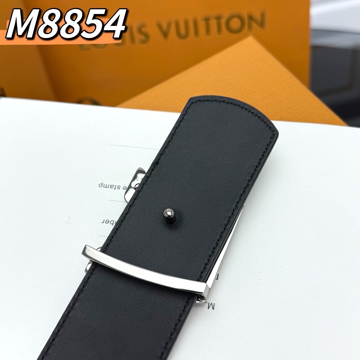  LV Shadow 腰带拥有 Monogram Shadow 皮革的经典风尚和素面皮革的内敛格调，再为