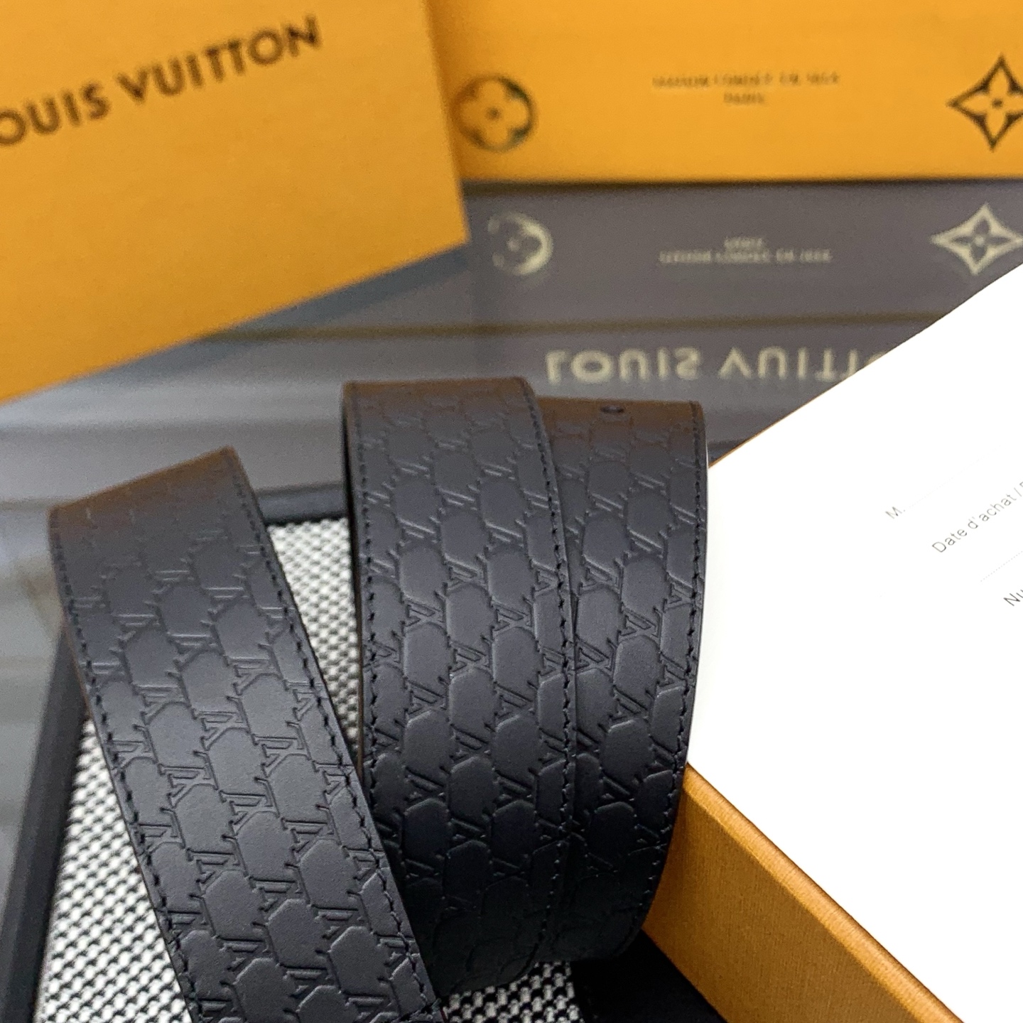 Louis Vuitton LV Monogram 进口压花皮铺陈外层 LV Dimension 方形金属搭扣闪烁微妙莹泽