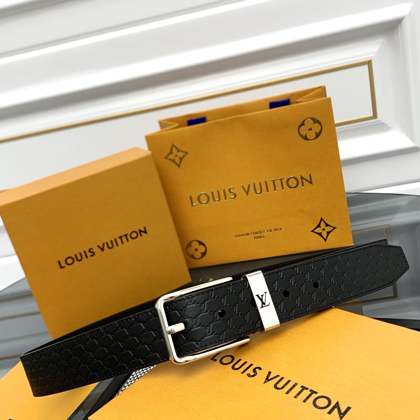 Louis Vuitton LV Monogram 进口压花皮铺陈外层 LV Dimension 方形金属搭扣闪烁微妙莹泽
